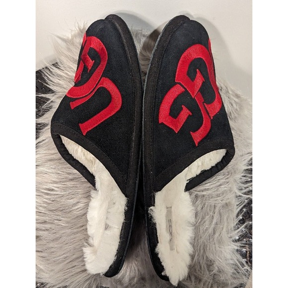UGG Scuff Logo Black Red Suede Sheepskin Slip On Round Toe Slippers Men’s Size 9 - Picture 3 of 9